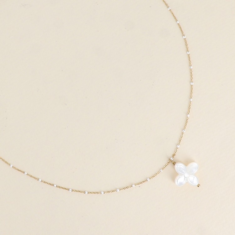 Collier - maille émaillée et pendentif trèfle nacré Collier - maille émaillée et pendentif trèfle nacré