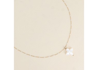 Collier - maille émaillée et pendentif trèfle nacré